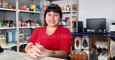 Tatiana detrás del mostrador, en un comedor.