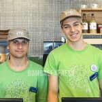 Juan Cruz y Santiago posando con su ropa de trabajo en YPF Full.