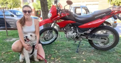 Carina en Bombal, junto a un perrito y su moto.
