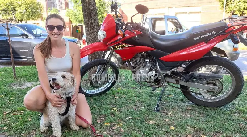 Carina en Bombal, junto a un perrito y su moto.
