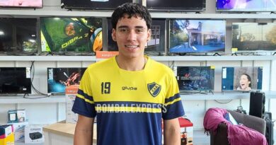 Valentino Vera, con la camiseta del Club Sportivo Bombal.