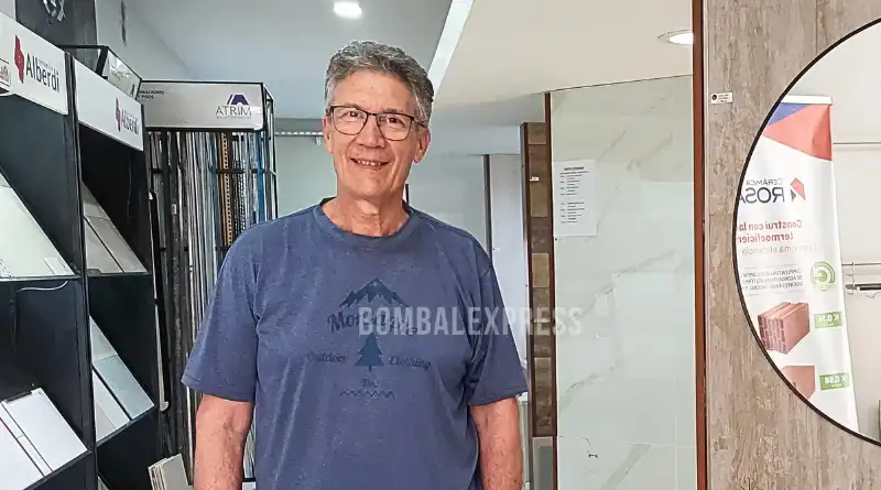 Edgardo en Lonac Materiales, el local del emprendimiento familiar.