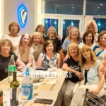 Un grupo de amigas festejando un cumpleaños en el Sportivo Bombal Club.