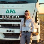Oriana, ingeniera agrónoma, frente a un camión de AFA.
