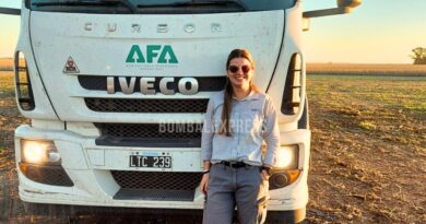 Oriana, ingeniera agrónoma, frente a un camión de AFA.