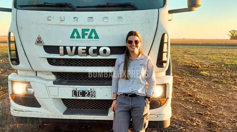 Oriana, ingeniera agrónoma, frente al camión de AFA.