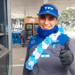 Joana con guirnalda con los colores de Argentina.