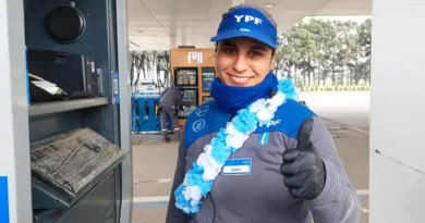Joana con guirnalda con los colores de Argentina.