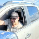 Cristian Antonelli al volante de una camioneta.