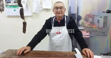 Calculín, con delantal, detrás del mostrador de la carnicería.