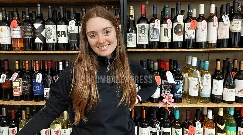Daira, delante de las botellas en la vinoteca.