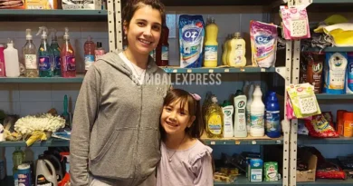 Kathy y Umma, sonrientes delante de las góndolas con productos.