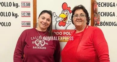 Marcia y Adriana, en el negocio Todo Pollo, detrás del mostrador.