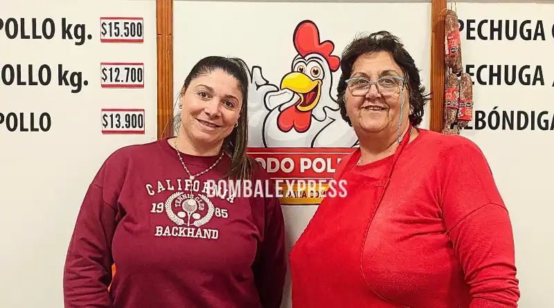 Marcia y Adriana, en el negocio Todo Pollo, detrás del mostrador.