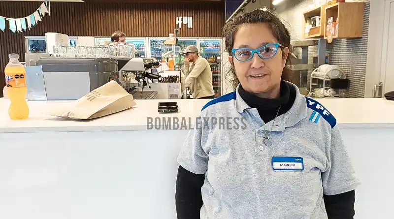 Marlene, en su trabajo en la YPF Full.